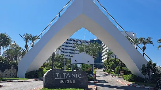 هتل تایتانیک دلوکس لارا