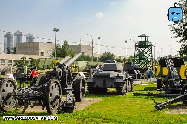 نمایشگاه تجهیزات نظامی در فضای باز