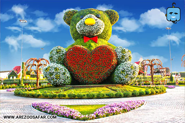 خرس عروسکی بزرگ  در باغ معجزه دبی