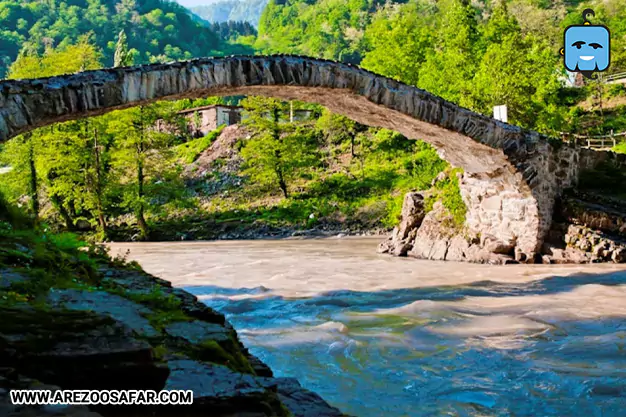 آبشار و پل ماخونتستی از جاهای دیدنی گرجستان