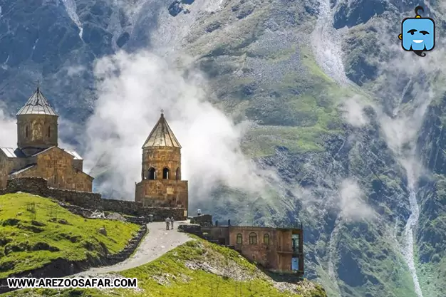 کلیسای گرگتی ترینیتی در دل طبیعت گرجستان 